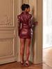 Jetzt erhältlich - 2026 American Retro Falten-Lederkleid mit taillierender Reverskragen, V-Ausschnitt, langen Ärmeln und figurbetontem Rock.