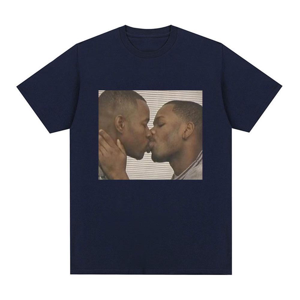 Funny Two Men Kissing Meme T Shirt Men Women Fashion Hip Hop Vintage T-shirt 100% Cotton Casual Loose Short Sleeve T-shirts Tops