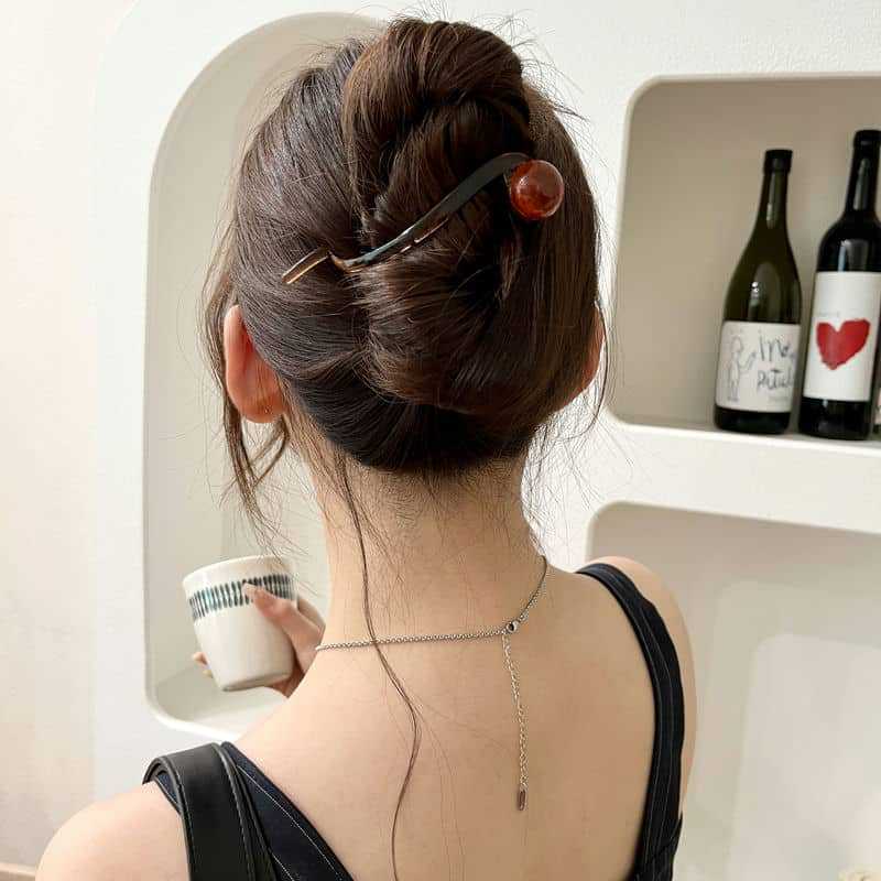 Half Zip Summer Hair Clip With A Straight Clip At The Back Of The Head For Women, A Hair Styling Tool With Twisted Clips And A Headband Accessory