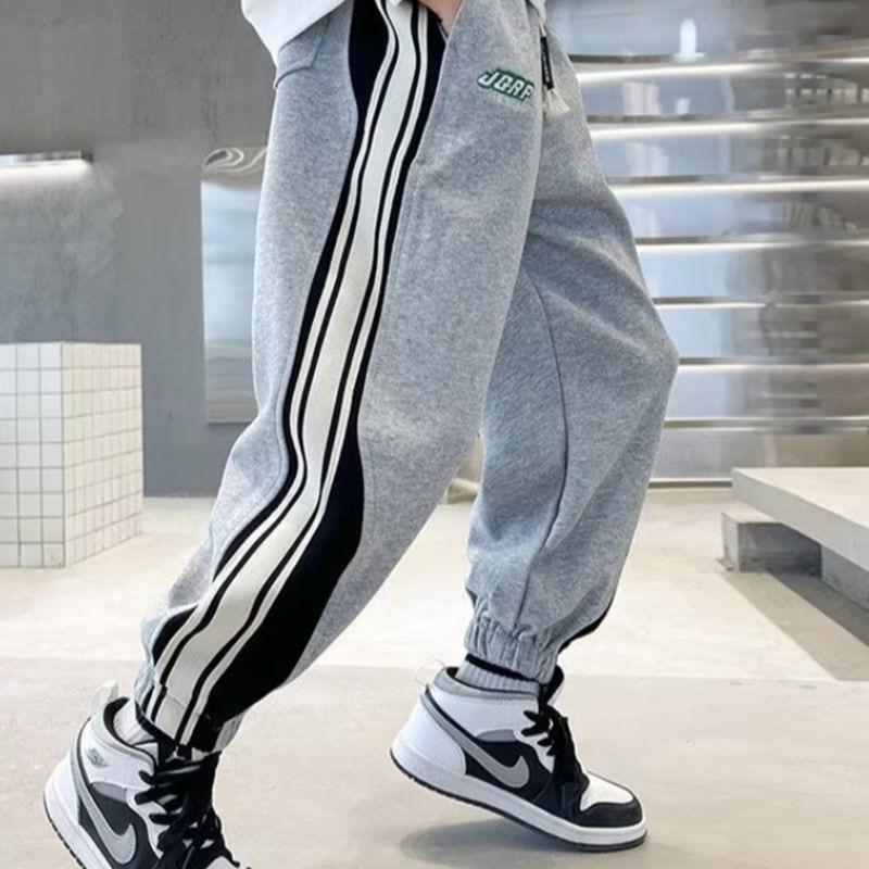 

Трендовые повседневные спортивные брюки для мальчиков весна-лето 2024 — модные и стильные для детей среднего и крупного размера 140 cm серый