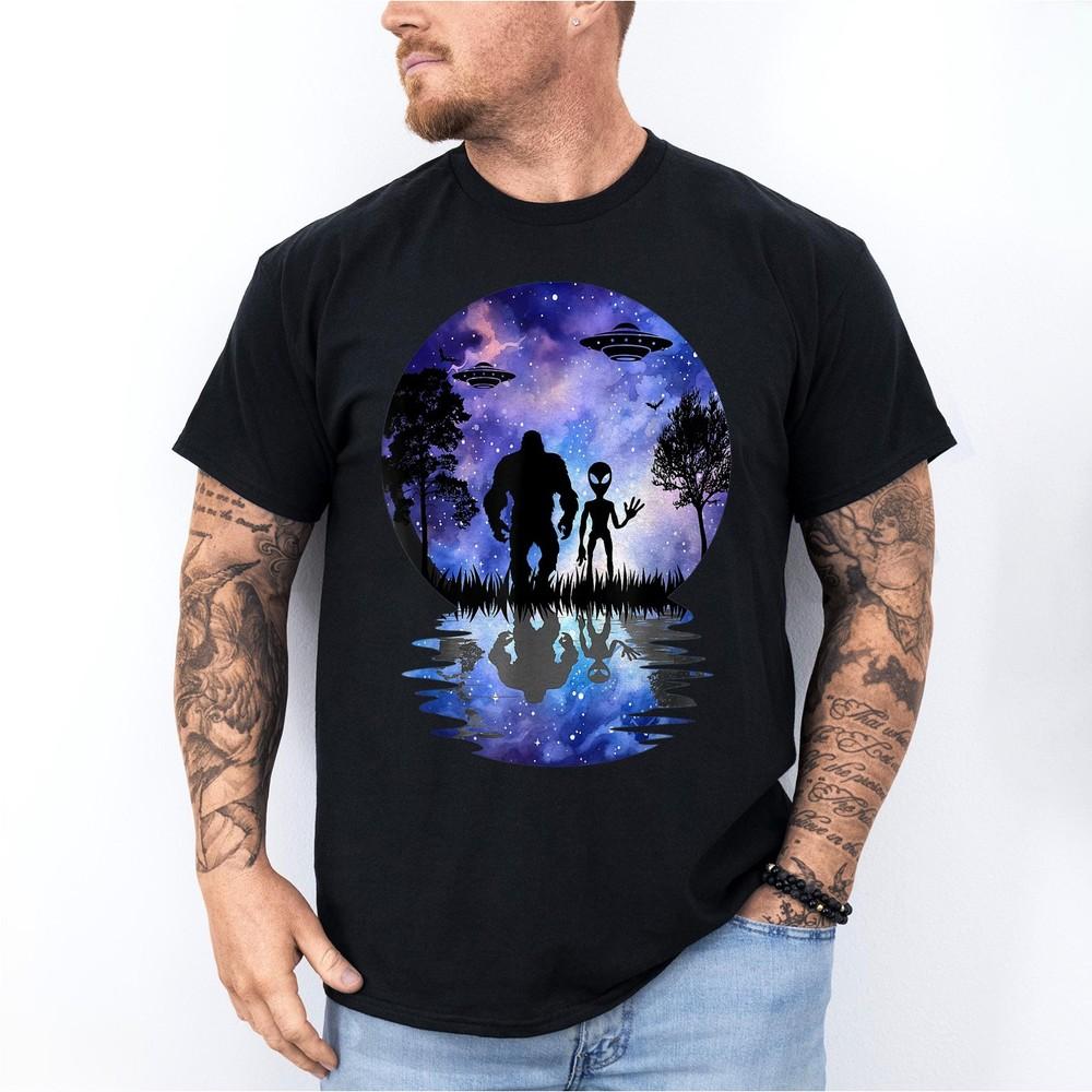 

Alien Bigfoot Moon Sasquatch UFO Extraterrestrial Men Women T-Shirt 3XL
