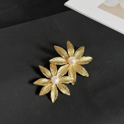 Aster Vintage Style Freshwater Pearl Brooch: Exquisite Plant Design, Luxurious, High-End Women's Corsage.