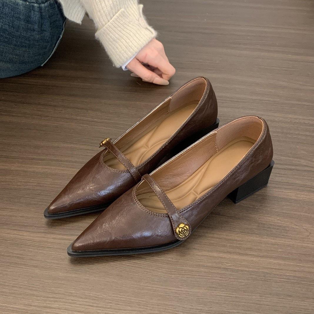 

Pointed head shallow mouth single shoes women s middle heel new retro commuter brown thick heel Mary Jane small leather shoes 40 коричневый