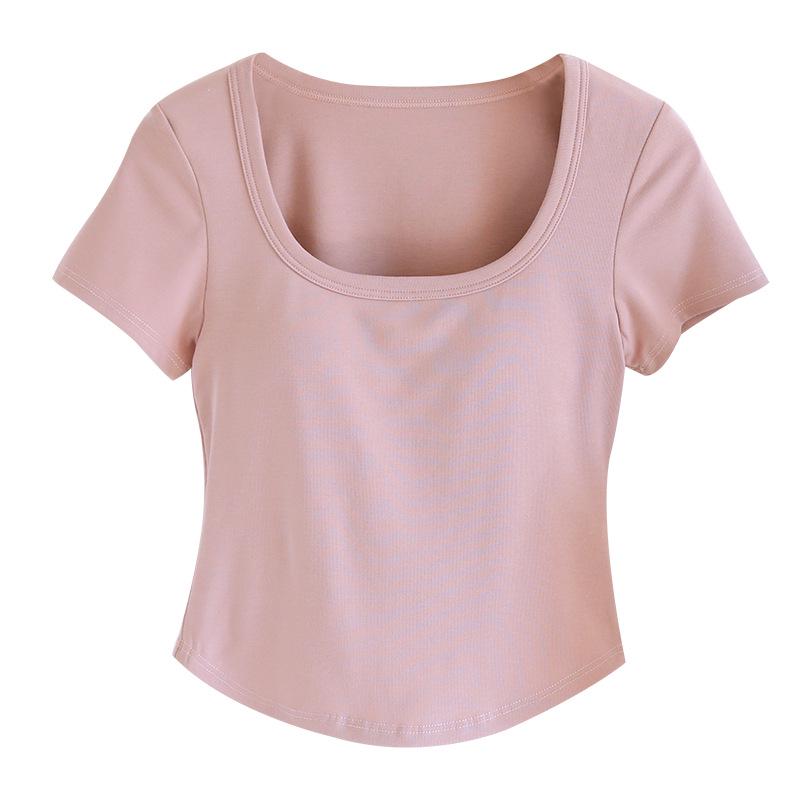 Dámské tričko s krátkým rukávem s vycpávkou na hrudi, nepravidelným lemem, čtvercovým výstřihem a spodním lemem pod prsy — Ideální na léto.