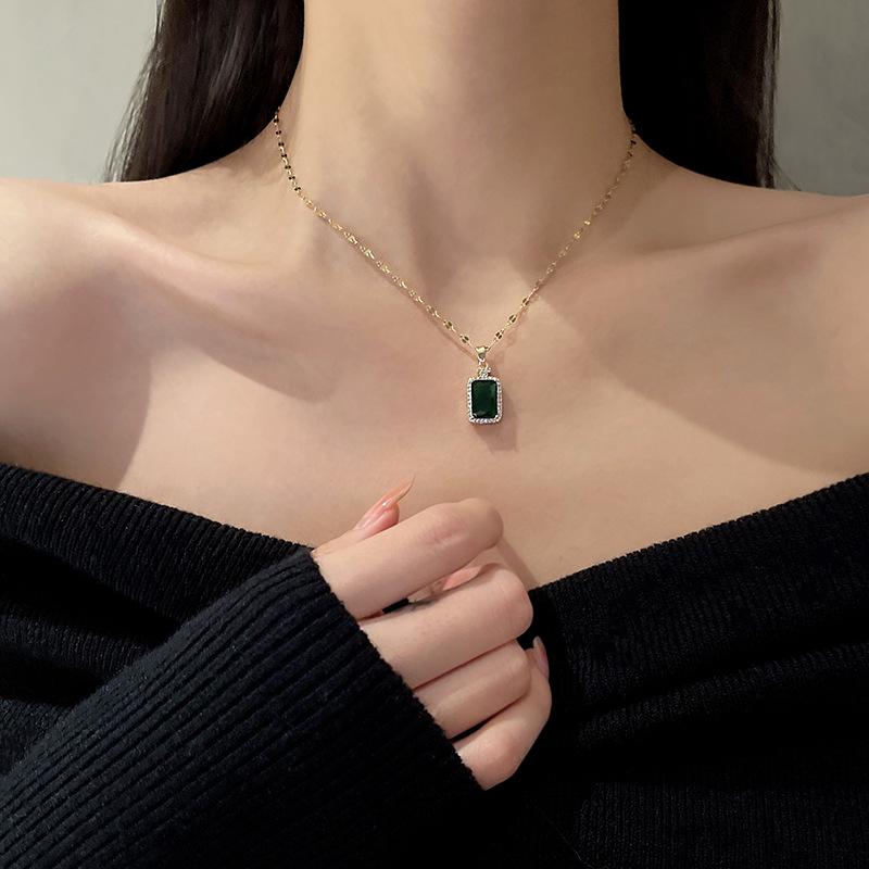 

Emerald Crystal Square Necklace: Vintage Geometric Choker with Diamond Inlay