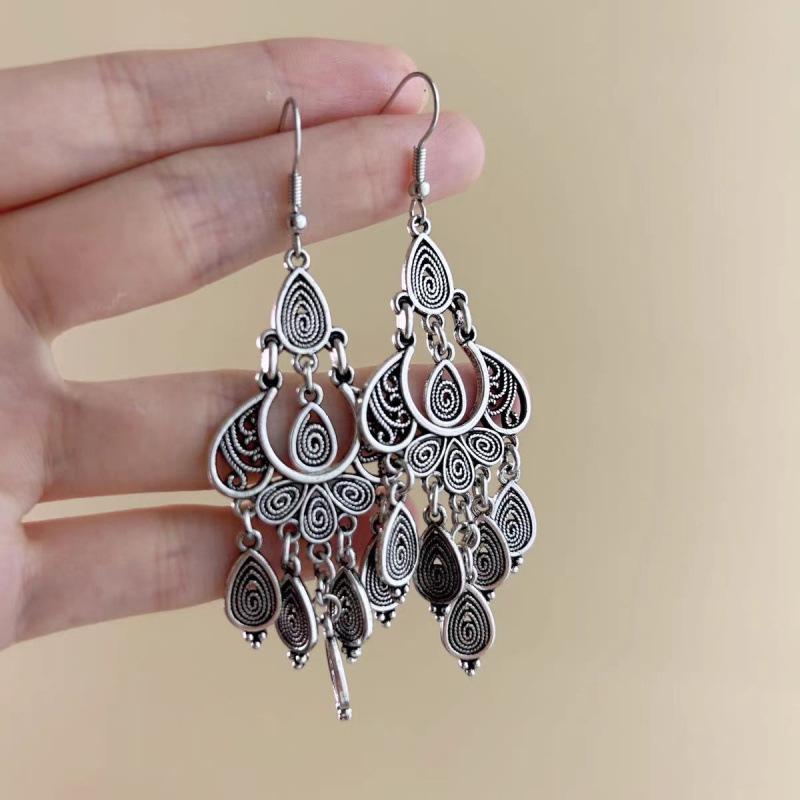Retro court style, high-end sense, niche ethnic style earrings, ancient style, fringed water drop earrings, new Chinese personalized earrings.