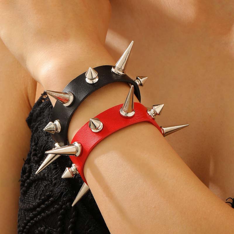 Bracciale Punk Gotico Metal Borchie Rivetti a Punta per Donne Uomini Hip Hop Rock Pelle PU Nera Regolabile Braccialetto Polsino Gioielli
