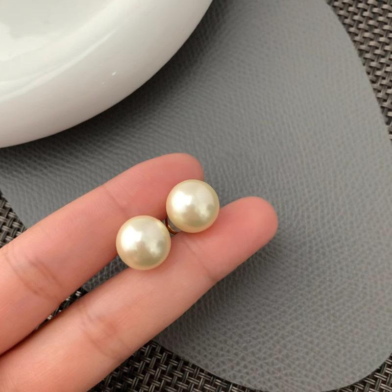 Ultra-white Red Bun Pearl Earrings Unique Retro Design Light Luxury Senior Sense Ear Hole-friendly Fashion Ear Jewelry