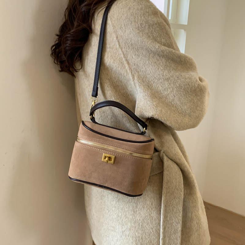 Fashion niche design handbag bag 2025 new retro matte versatile women's messenger bag shoulder bucket bag