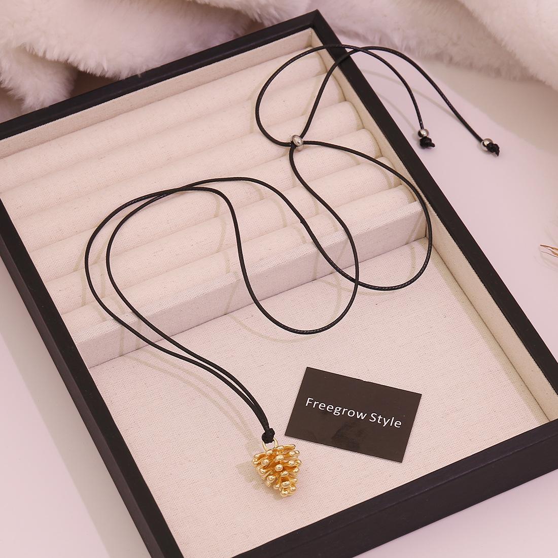 European and American style creative pine cone pendant necklace, adjustable cord, niche high-end versatile sweater chain золотой