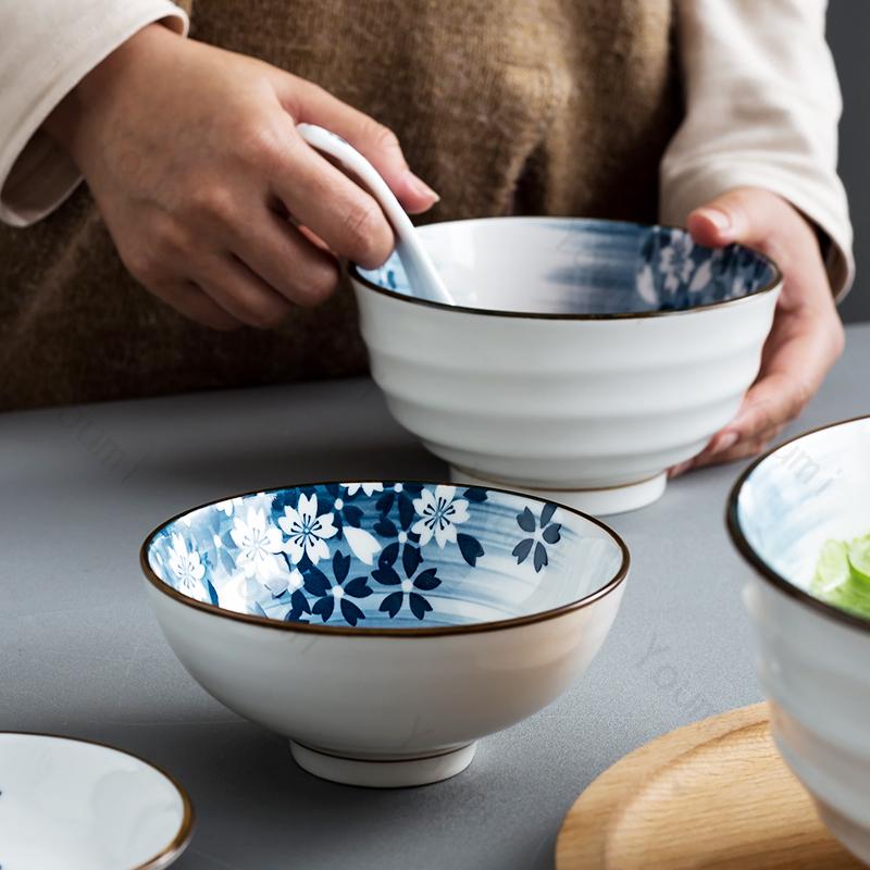 Keramické talíře v japonském stylu s květinami, retro restaurace, mořské plody, sushi talíř, domácí lahodné pokrmy, rýžové misky, vynikající stolní nádobí