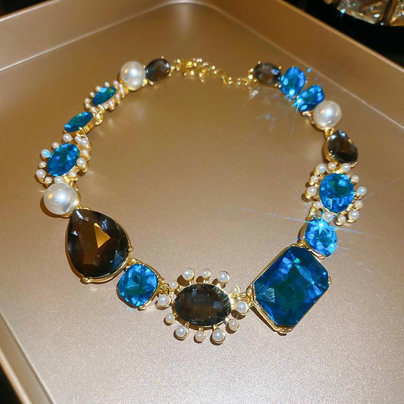 Ensemble boucles d'oreilles et collier perles vintage: Collection Exquise de Bijoux Rétro de Niche