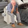 Orinal para Cama, Asiento de Inodoro Portátil, Silla Orinal Extra Ancha para Adultos con Reposabrazos, Cubo y Portarrollos