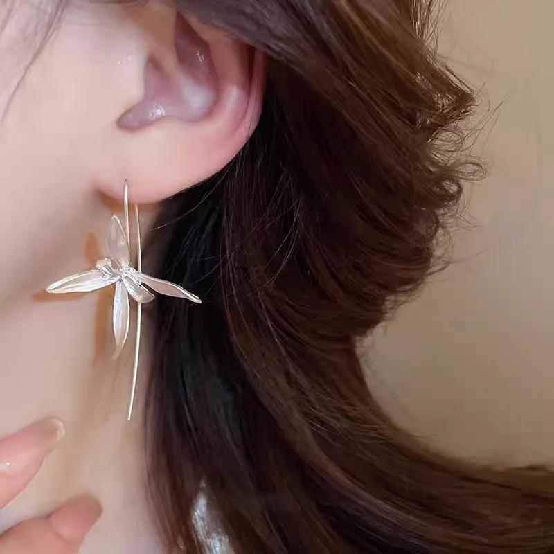 Exquisite Blooming Flower Hook Earrings Accessories Simple Gold Silver Color Plant Dangle Earrings For Women Party Jewelry Gifts