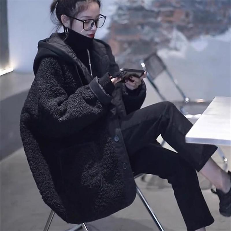 

Женская черная стеганая куртка с капюшоном из овечьей шерсти - Коллекция весна/лето, маленький размер S (50-55 kg)