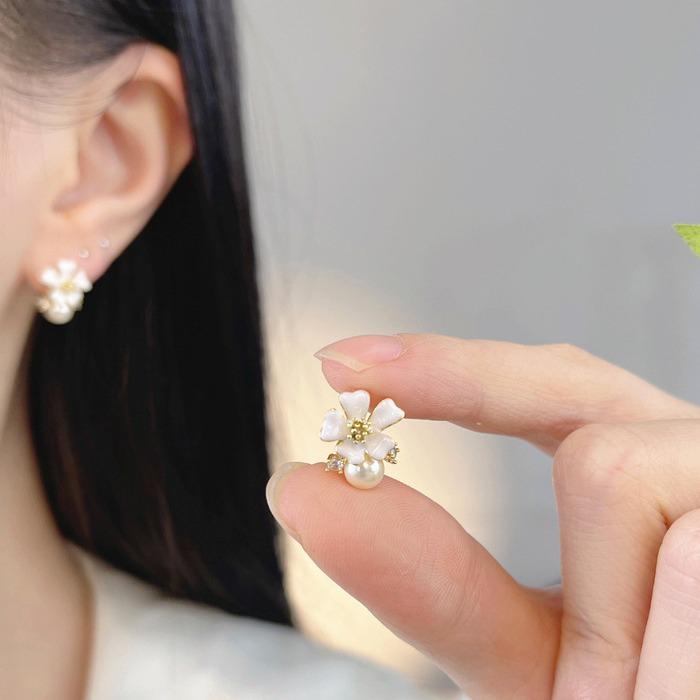 Four-Leaf Clover Alloy Pearl Stud Earrings - Forest-Inspired, Sweet, Literary, and Fashionable Accessories