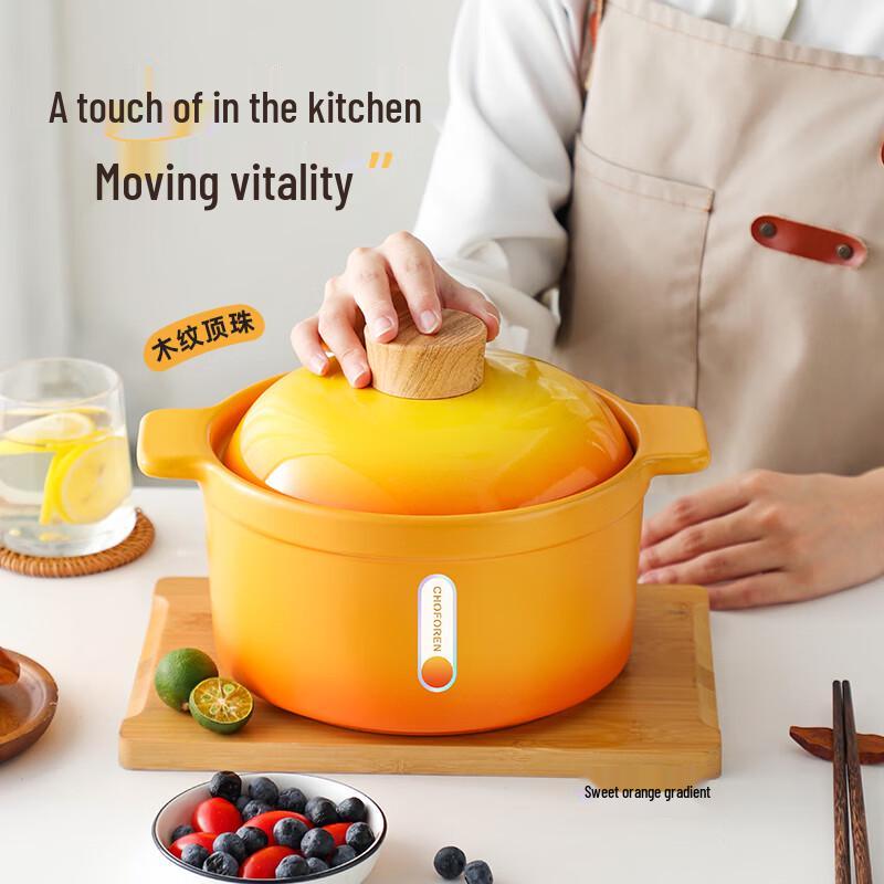 Набор разноцветных керамических кастрюль и молочников