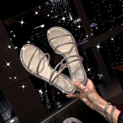 Zwei Frauen tragen französische Strass-Sandalen 2025 Sommer flache Hausschuhe coole Hausschuhe kleine Größe große Größe Damenschuhe 41-43