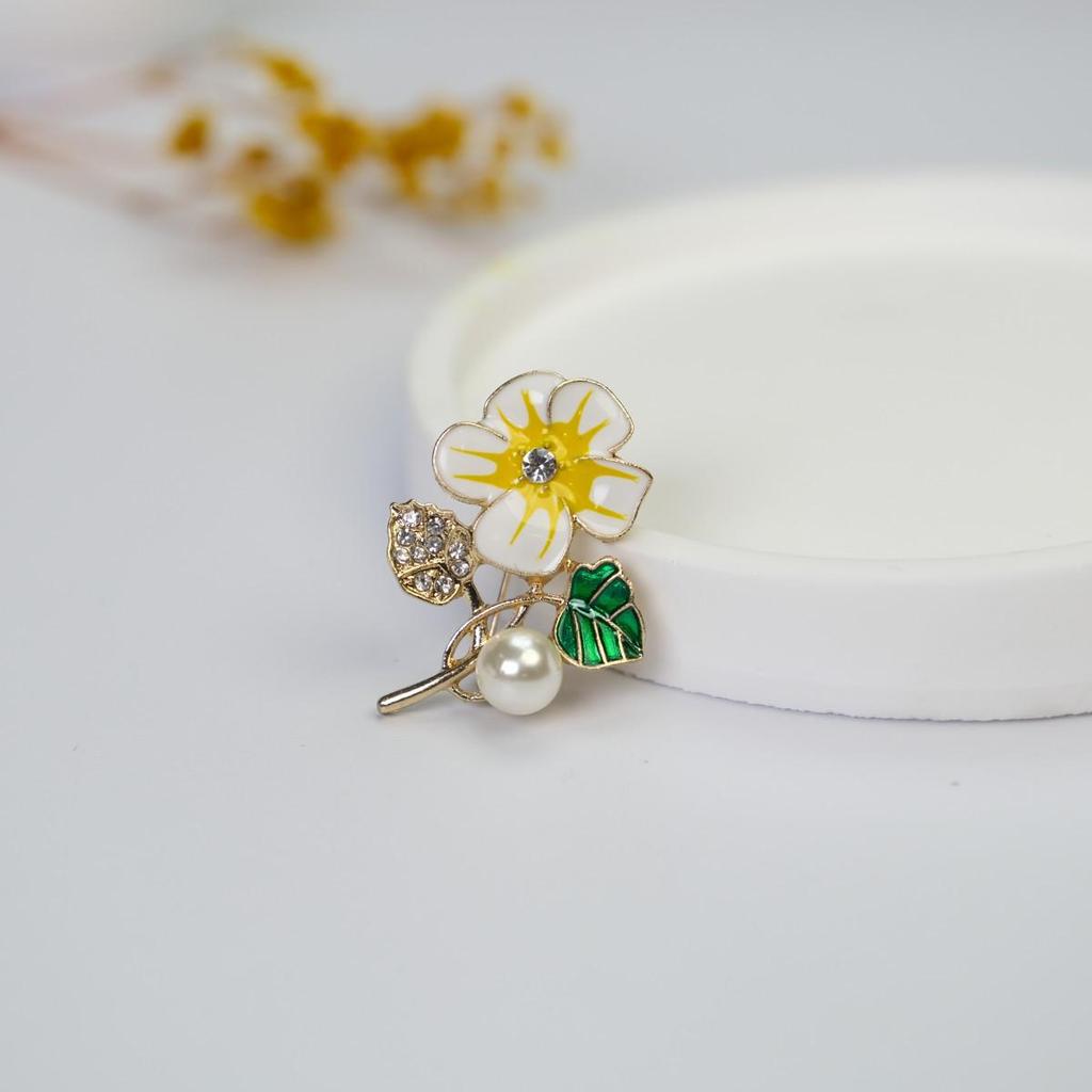 Elegant Lily Flower Brooch for Women - Versatile and Chic Pin for Clothing
