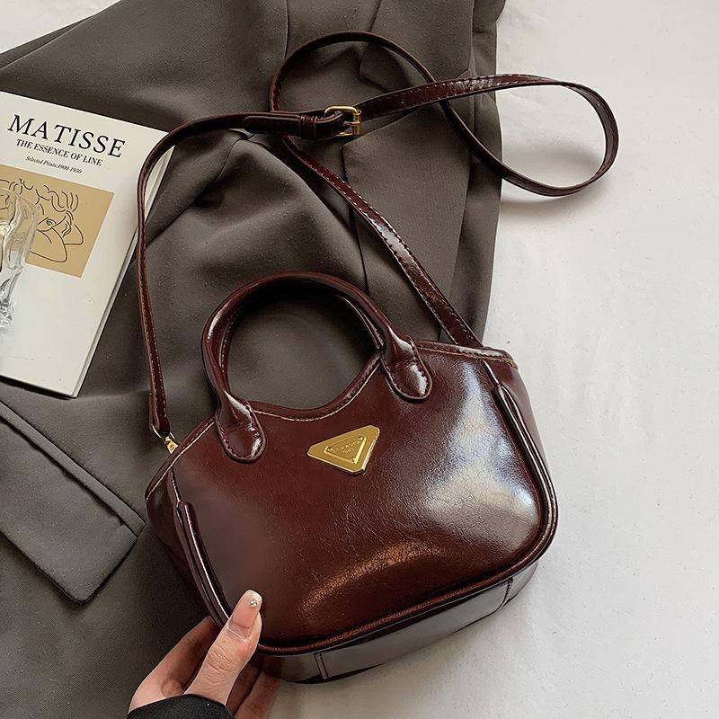 

Korean version retro simple high-end oil wax leather portable bucket bag casual commuting fashion solid color simple messenger bag