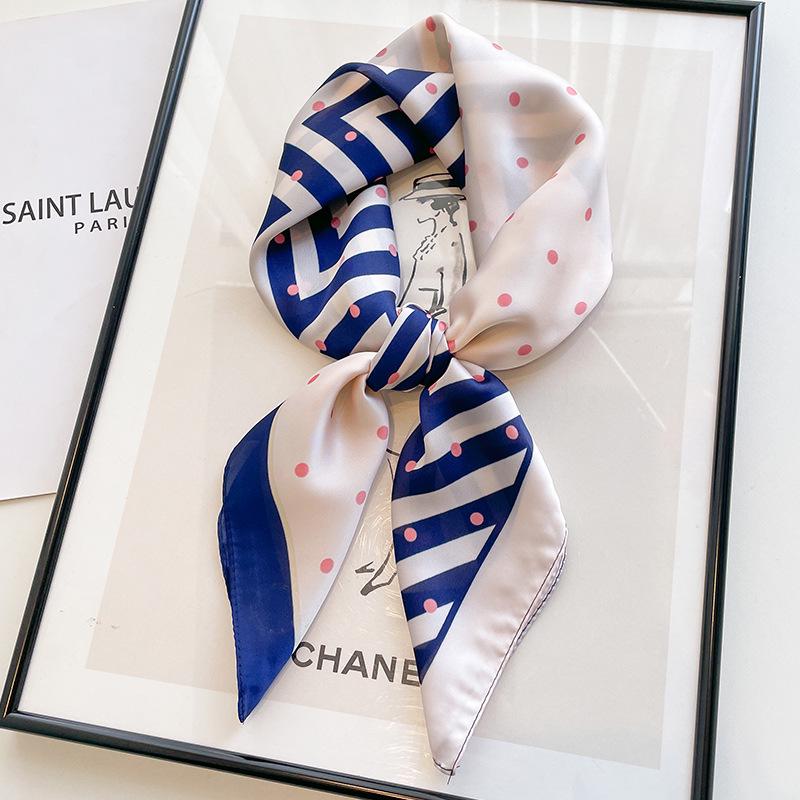 Damski jedwabny szalik w koreańskim stylu: Wszechstronny kwadratowy szalik z kamelią na wiosnę i jesień - do noszenia na szyi, na torebce lub we włosach