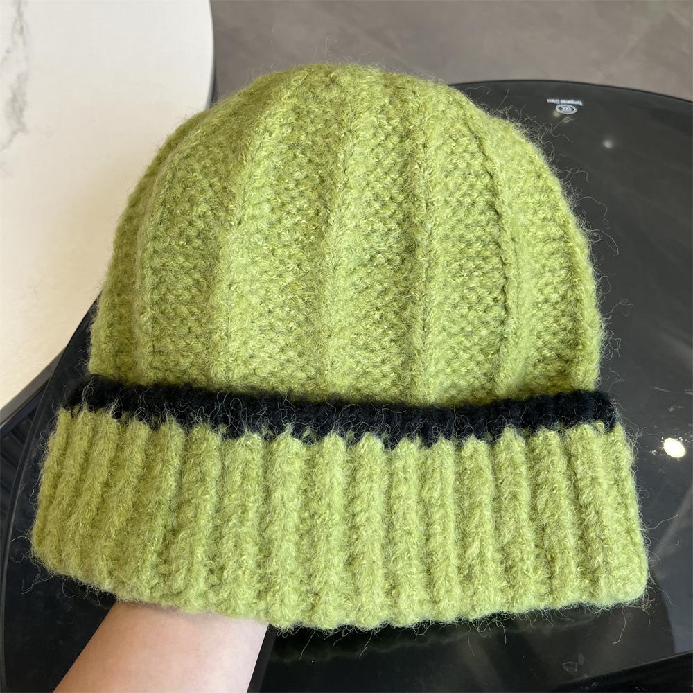 

Осень и зима новая модная однотонная универсальная вязаная шапка женская теплая защита ушей шерстяная шапка большой обхват головы показывает маленькое лицо Adult average size зелёный