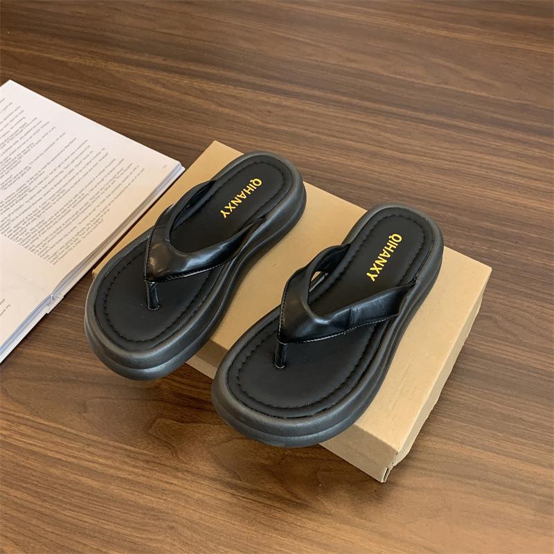 Thick-soled flip-flops shoes women's shoes wear 2025 new summer soft-soled sandals beach slippers
