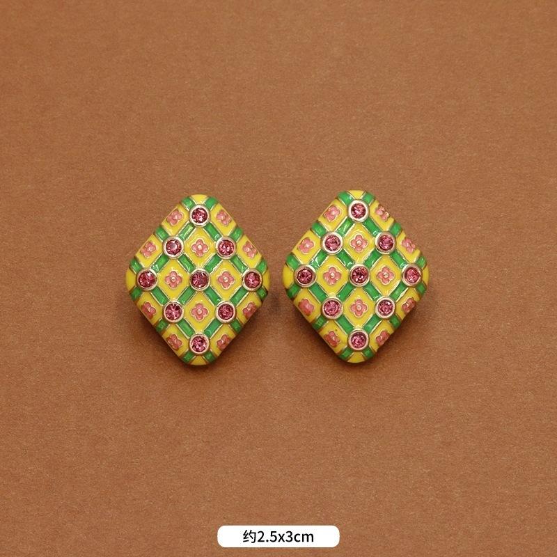 Autumn and winter niche French retro court enamel stud earrings femininity fashionable personality exaggerated Hong Kong style small fragrant ear