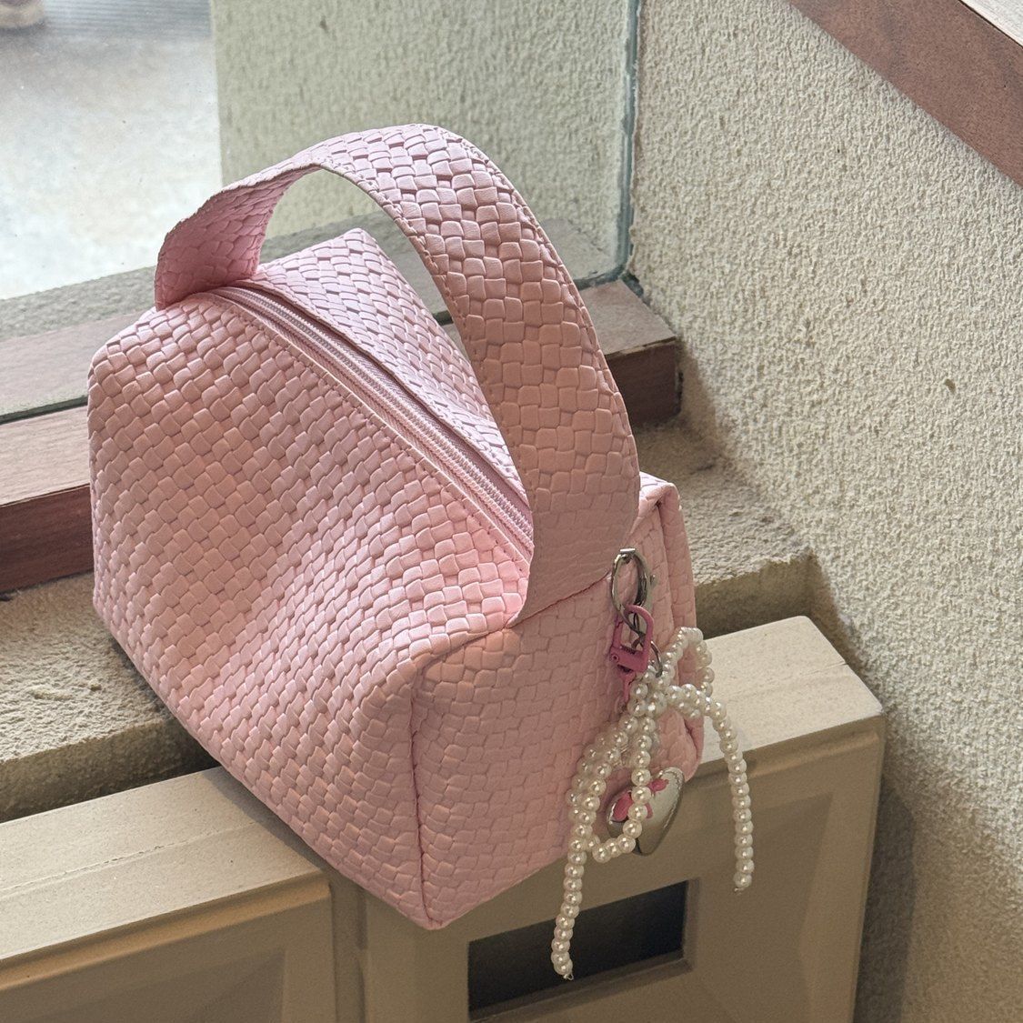 

Original pink flower woven new handbag small bag portable cosmetic bag storage bag finishing bag supply chain