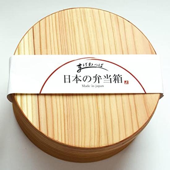 Made in Japan using only carefully selected wood for a safe and high-quality bento box. This round, 630ml bento box (14.5cm diameter x 6.2cm height)