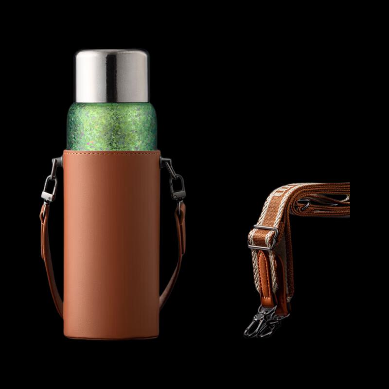 Schwedischer Reisetasse aus reinem Titan, isoliert