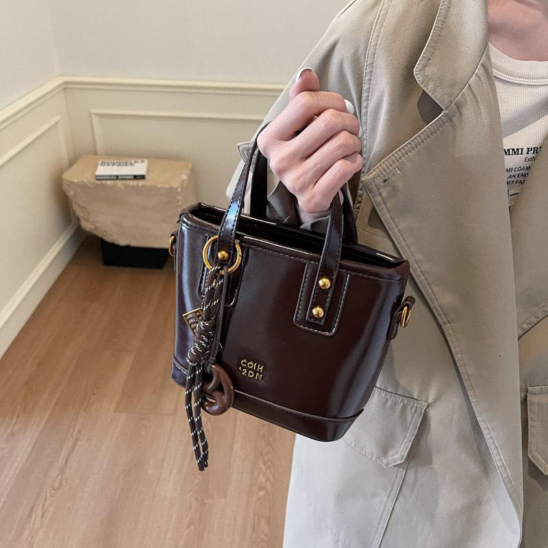 Retro handbag bag women's autumn and winter 2025 new high-end texture niche fashion versatile popular messenger bucket bag