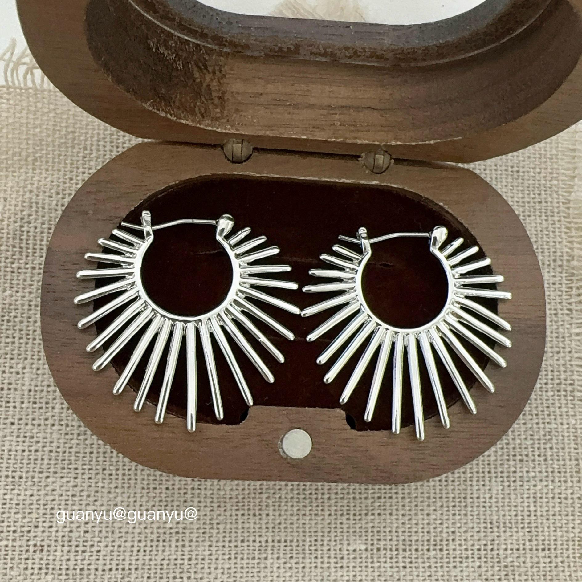 

New Sunflower Metal Ear Cuffs: Women s Fashion Luxury Niche Design, Stylish and Versatile Earrings.