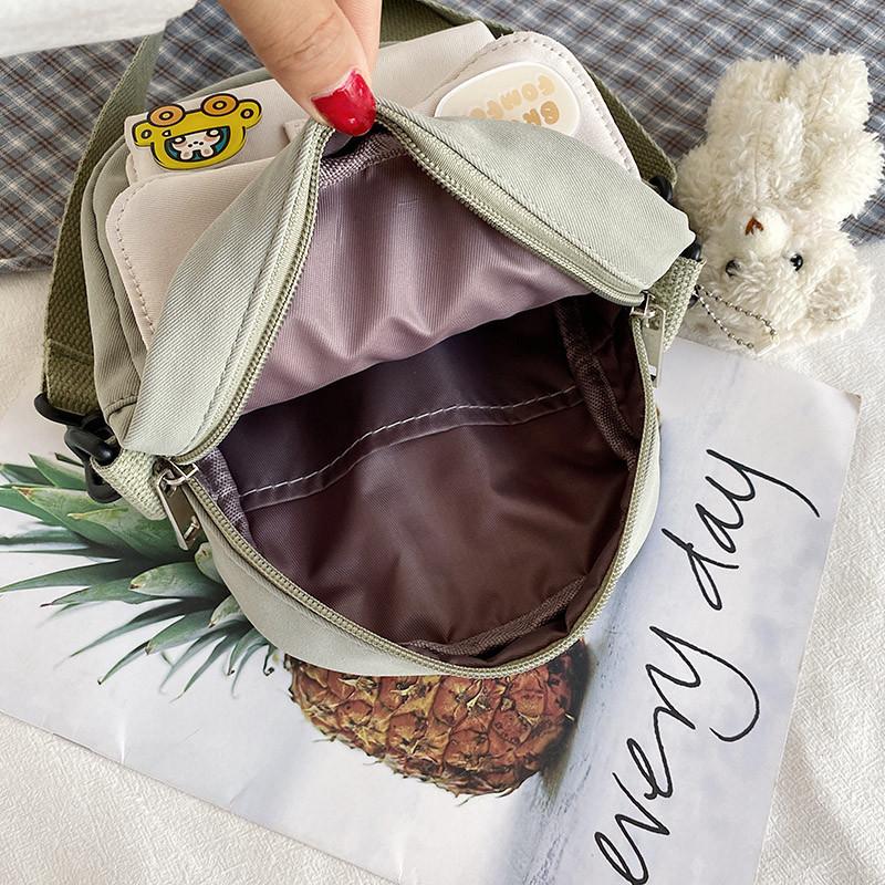 Piccola borsa a tracolla da donna in tela con tasca per cellulare e design a blocchi di colore, ideale per l'uso quotidiano.