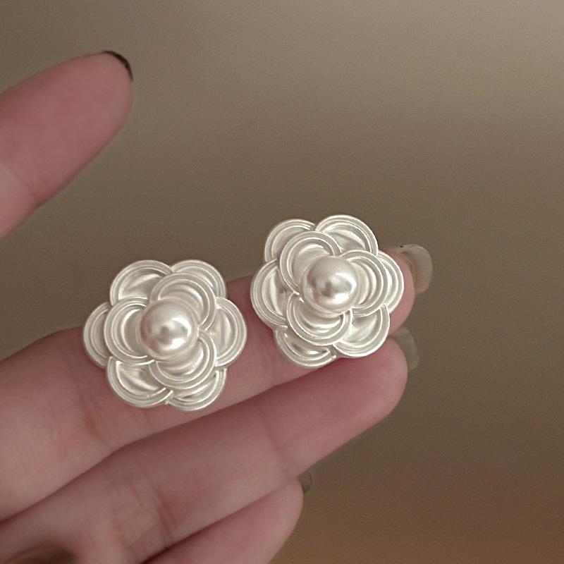 Multi-layer Flower Petal Pearl Stud Earrings Retro High-end Earrings Light Luxury Elegant Temperament Earrings Women
