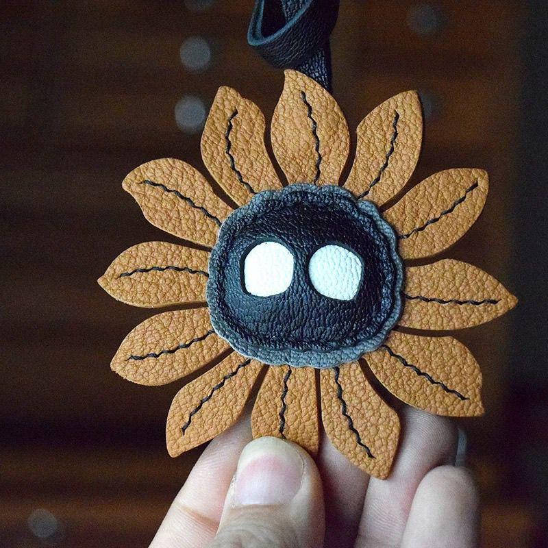 

Брелок для сумки ручной работы из натуральной кожи из серии «Цветы», с уникальным и оригинальным дизайном