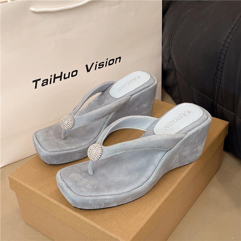 Retro heightened thick-soled flip-flops shoes for women's outer wear 2025 summer new beautiful slope heel cool slippers