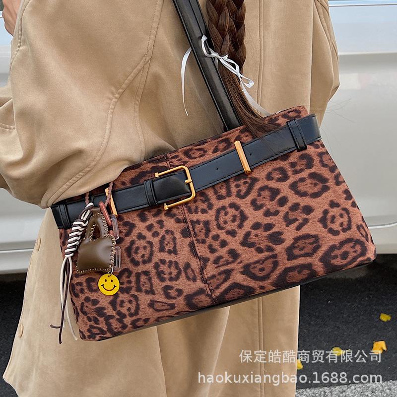 Premium texture retro leopard print single shoulder underarm bag women's 2025 new autumn and winter large-capacity commuter baguette bag