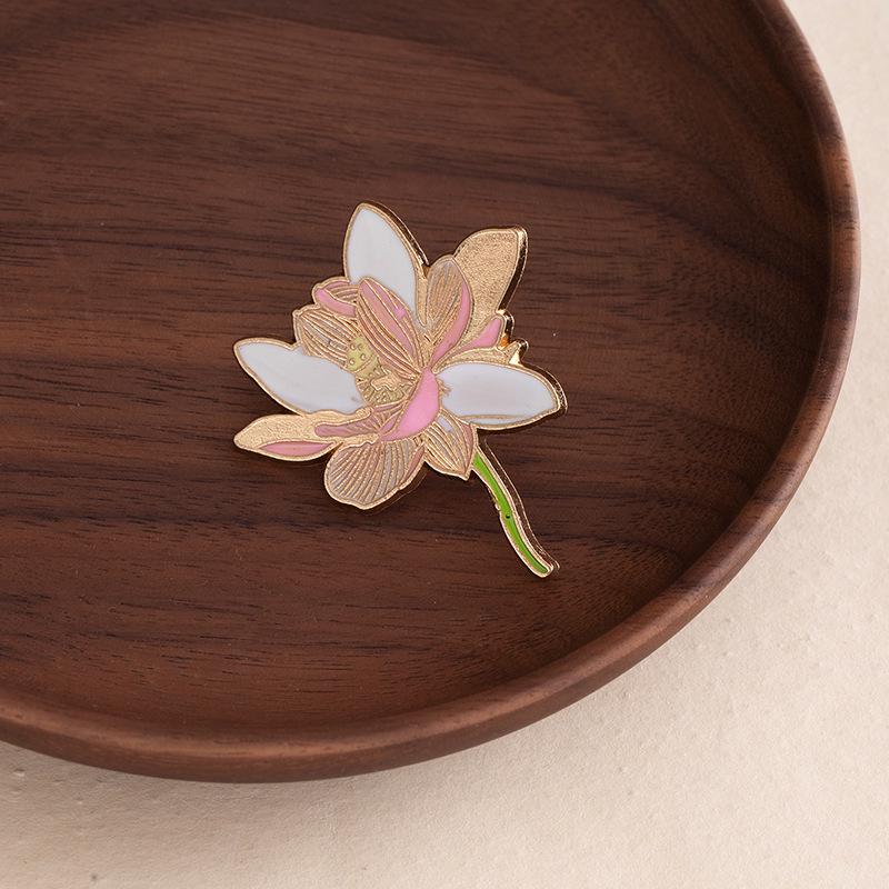 Brosche Kran & Hirsch im chinesischen Stil mit Lotus und Koi - Kreatives Retro-Metallpin-Accessoire