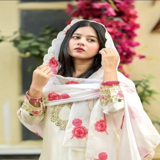 Women s White Silk Floral Embroidered Kurta, Salwar, and Dupatta Set S