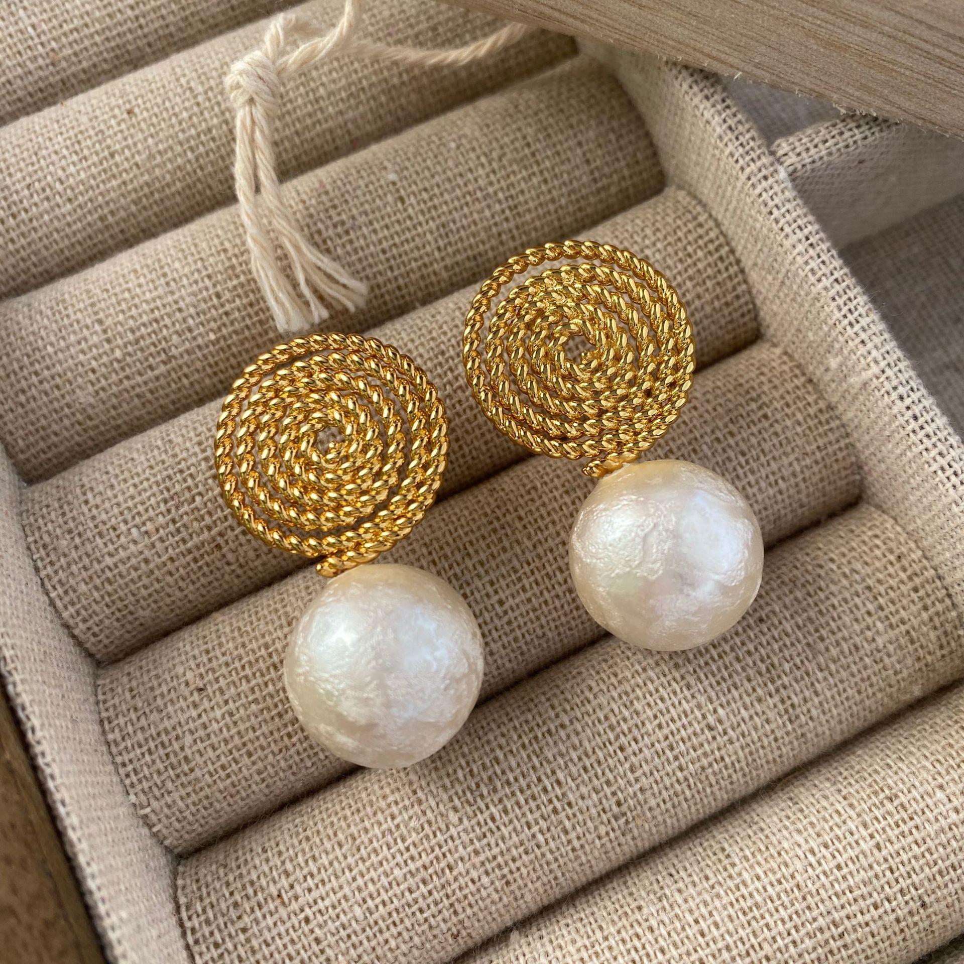 

Французские серьги высокого класса Спиральное плетение из травы с хлопковыми жемчужинами Легкая роскошь Простые серьги-пусеты Женские