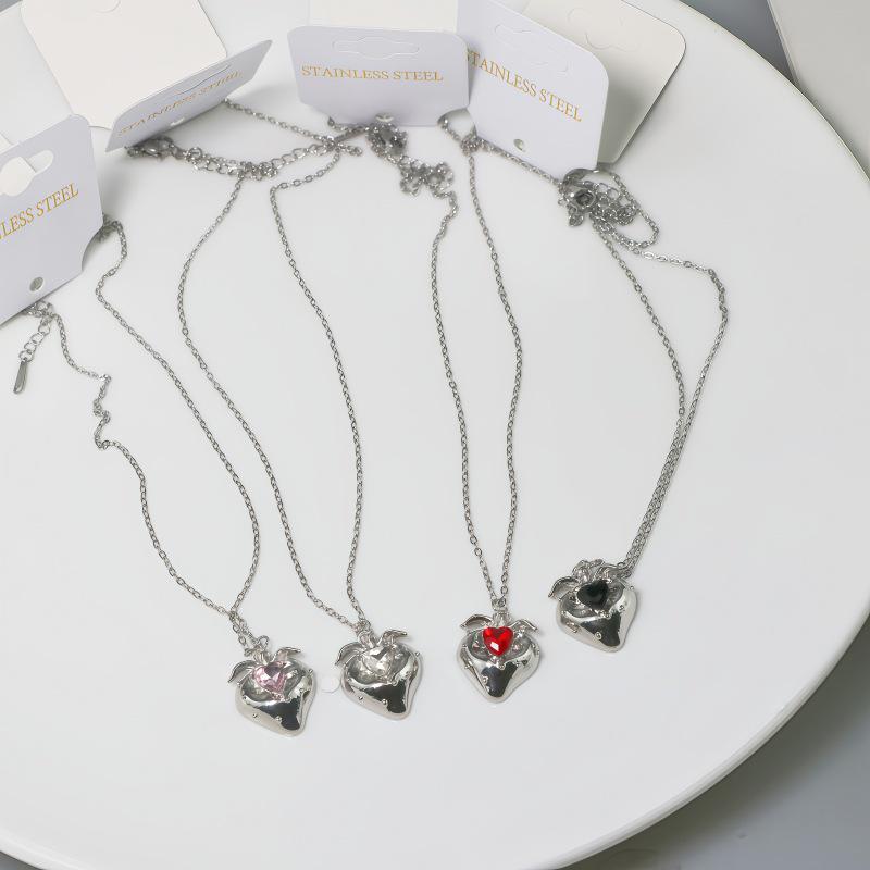 European & American Stainless Steel Strawberry & Peach Heart Women's Clavicle Necklace