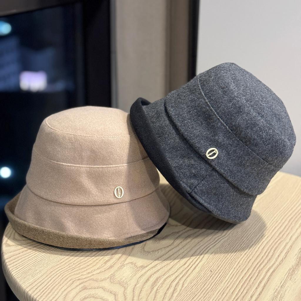 Autumn and Winter Hats for Women Fashionable Metal Label Fisherman Hat Street Casual Versatile Face Showing Small Elegant Curling Edge