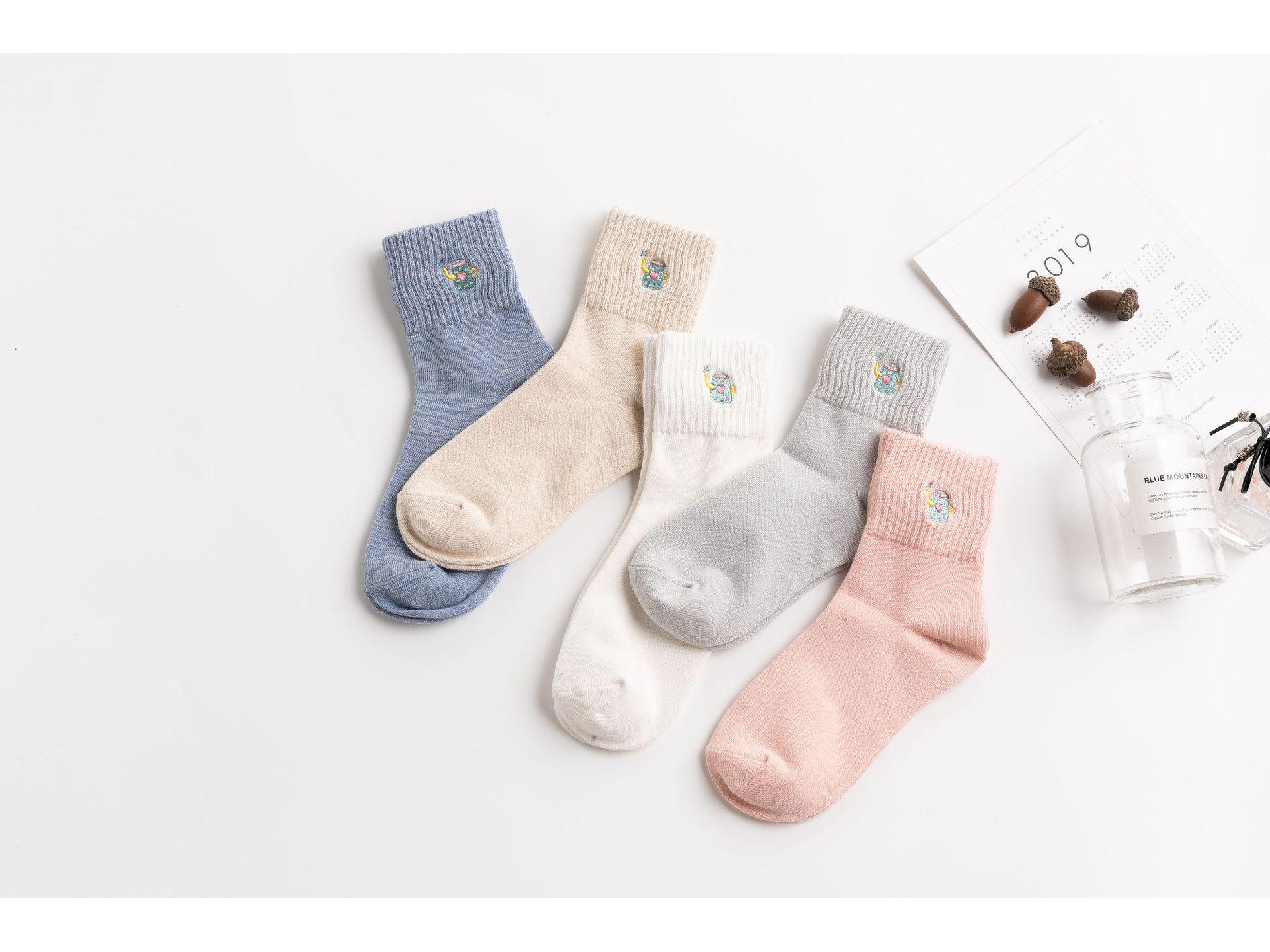 

Женские носки до середины икры - корейский и японский стиль, милая вышивка, устойчивые к запаху, однотонные, идеально подходят для весны, осени и зимы.