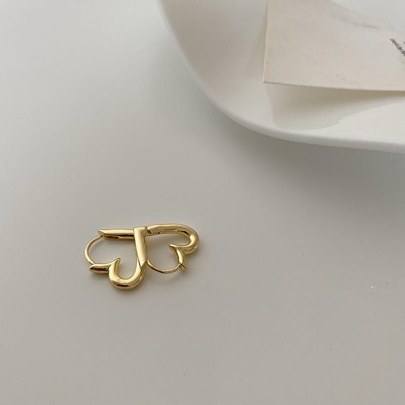 European and American Style Cool Heart - Shaped Metal Alloy Earrings: A Must - Have Accessory for Trendy Fashionistas