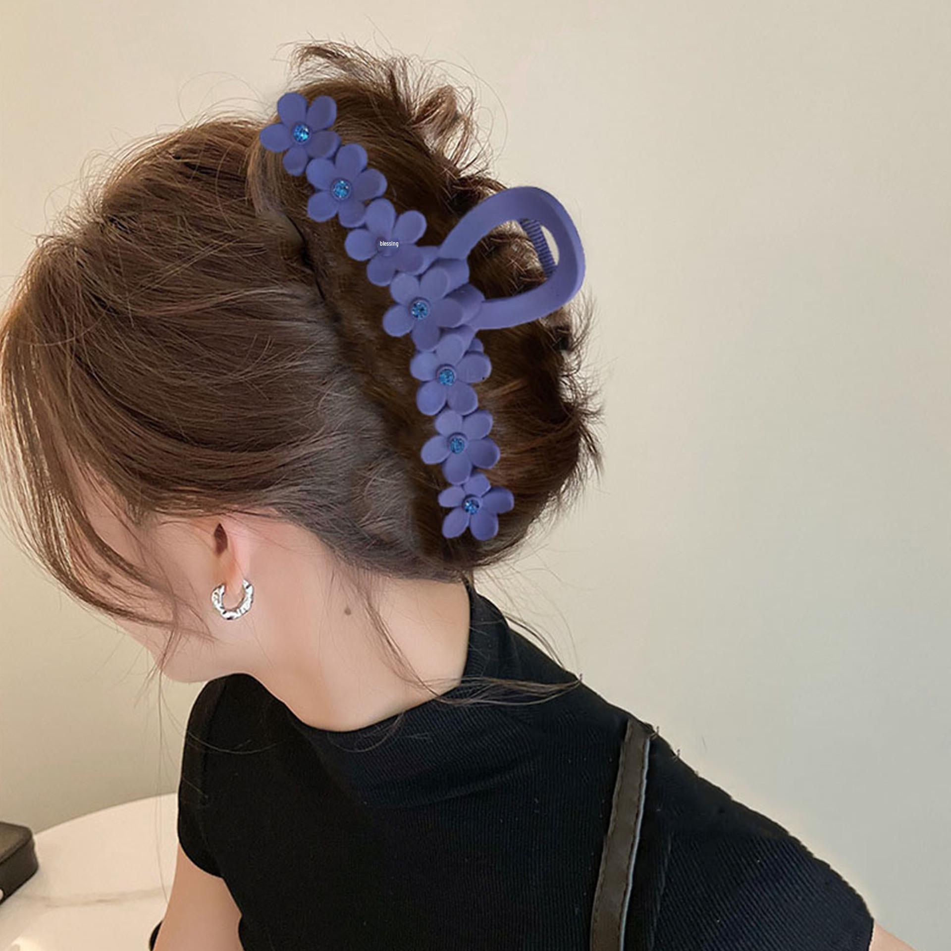 

Minimalist Rhinestone Hair Clip – Seven-Flower Shark Clip for Elegant Updos & Frosted Designs