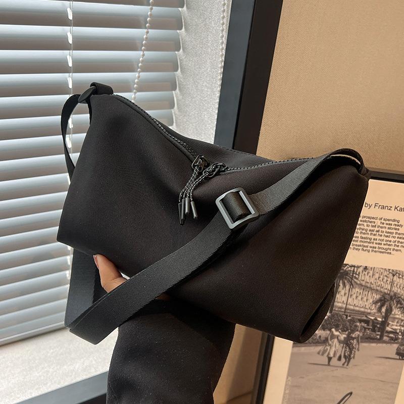 

Большая вместительная сумка женская летняя универсальная 2024 новая высококачественная сумка-мессенджер через плечо популярная в этом году фактурная сумка-подушка No specification чёрный