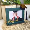 Dřevěný fotorámeček k promoci 2025, fotorámeček na památku s promoční čepicí, dárek pro střední školu a vysokou školu