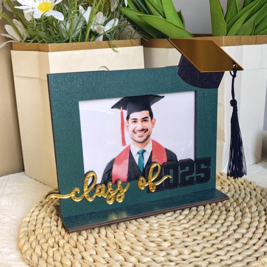 Dřevěný fotorámeček k promoci 2025, fotorámeček na památku s promoční čepicí, dárek pro střední školu a vysokou školu