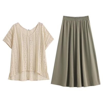 Ein zweiteiliges Set aus dünner, durchbrochen gestrickter Bluse und Rock für Sommer für Übergrößen-Damen